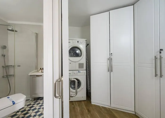 Beautiful Modern Bright 2bd Patio Duplex #179 *